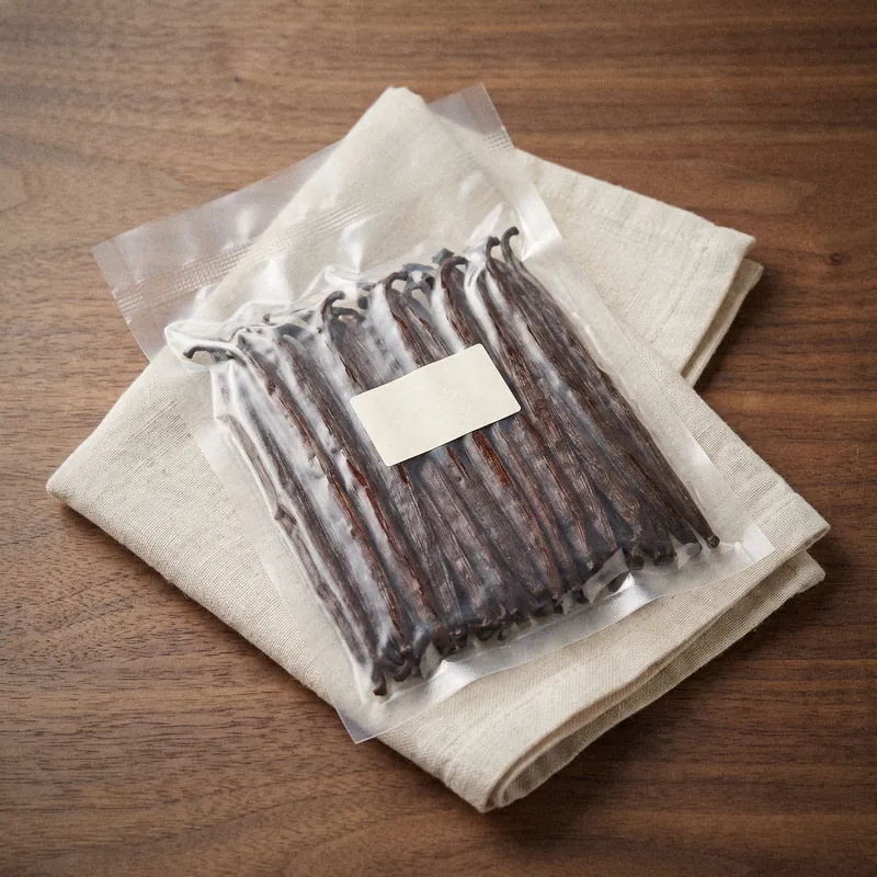 Vakuumbeutel mit ganzen Bourbon-Gourmet-Vanilleschoten und leerem Eigenmarken-Etikett
